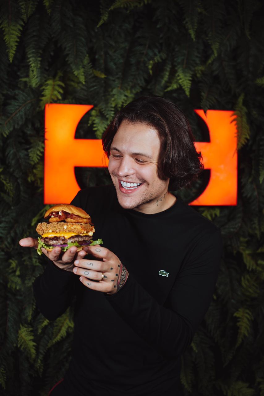 Fam&iacute;lia Poncio inaugura hamburgueria e f&atilde;s causam alvoro&ccedil;o em shopping no Rio  - Divulgação
