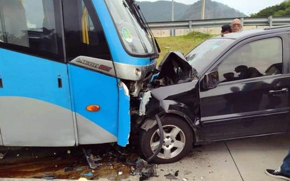 Acidente aconteceu na pista sentido Vila Militar do corredor Transol&iacute;mpica, na altura da esta&ccedil;&atilde;o Morro do Outeiro - Reprodução / Internet