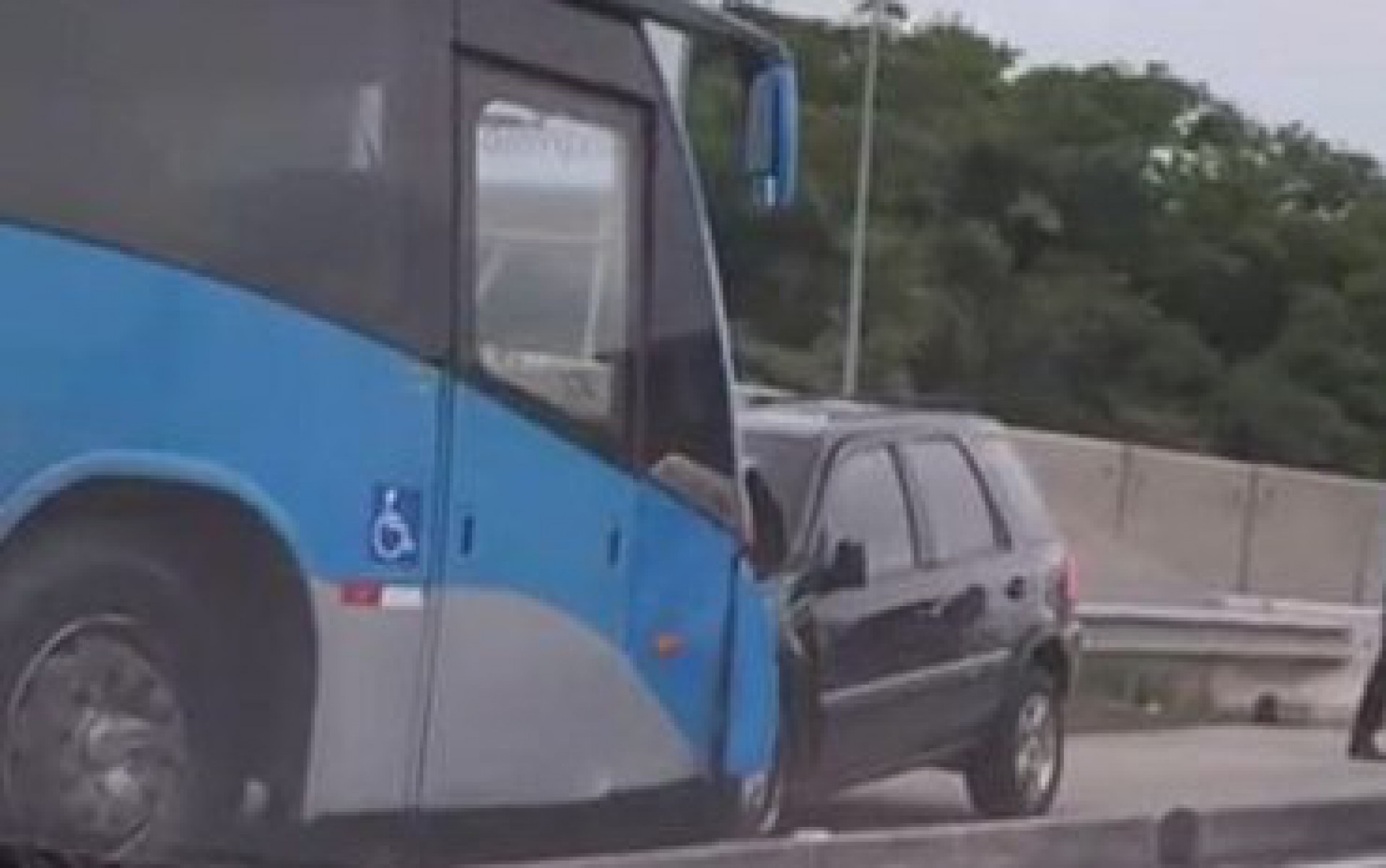 Acidente aconteceu na pista sentido Vila Militar do corredor Transolímpica, na altura da estação Morro do Outeiro - Reprodução / Internet