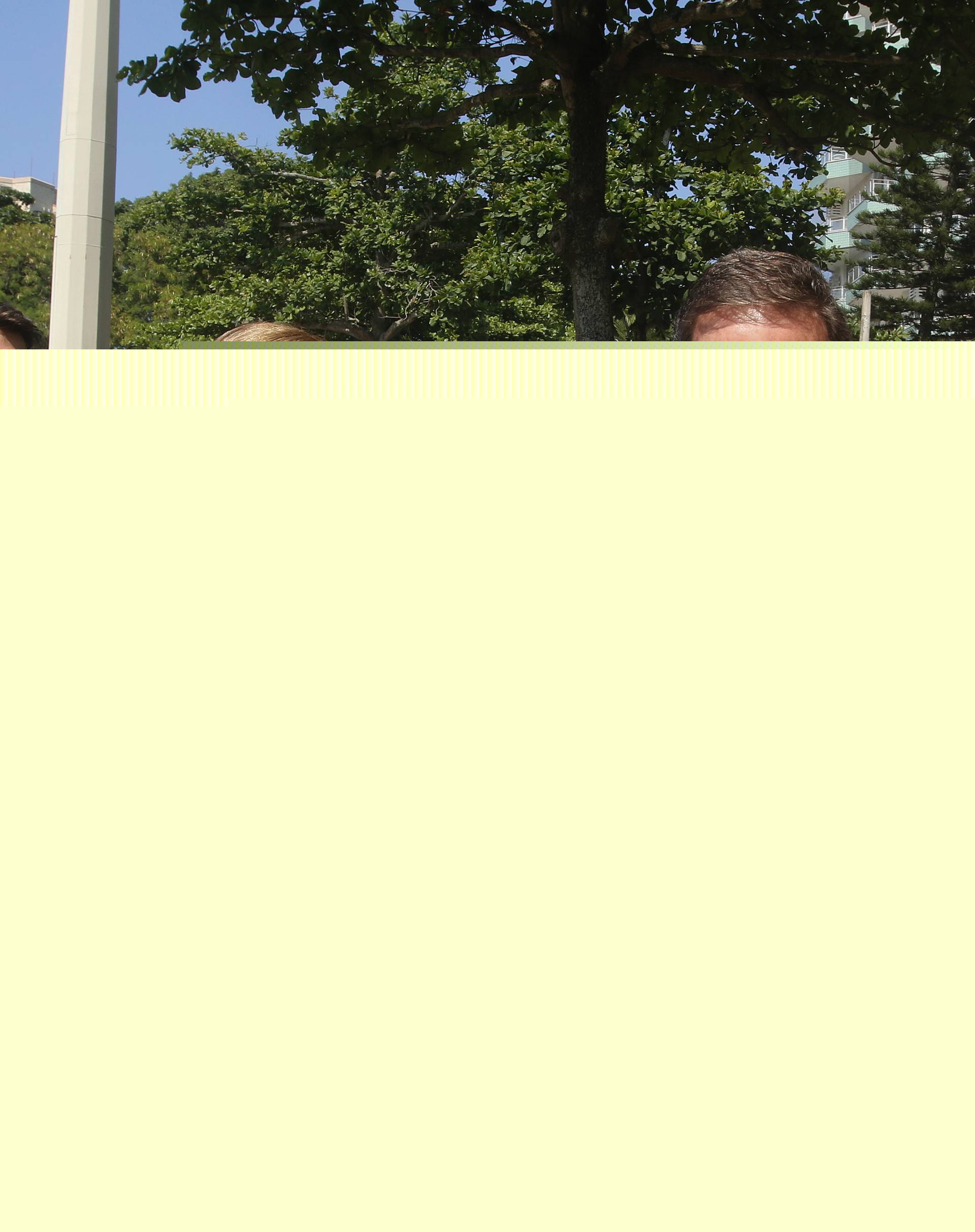 Politica - EleiÃ§oes 2020. MovimentaÃ§ao na Escola Sergio Buarque de Holanda, na Barra da Tijuca, zona oeste do Rio. local de votaÃ§ao do Prefeito Marcelo Crivella. Na foto, o prefeito chega para votar.