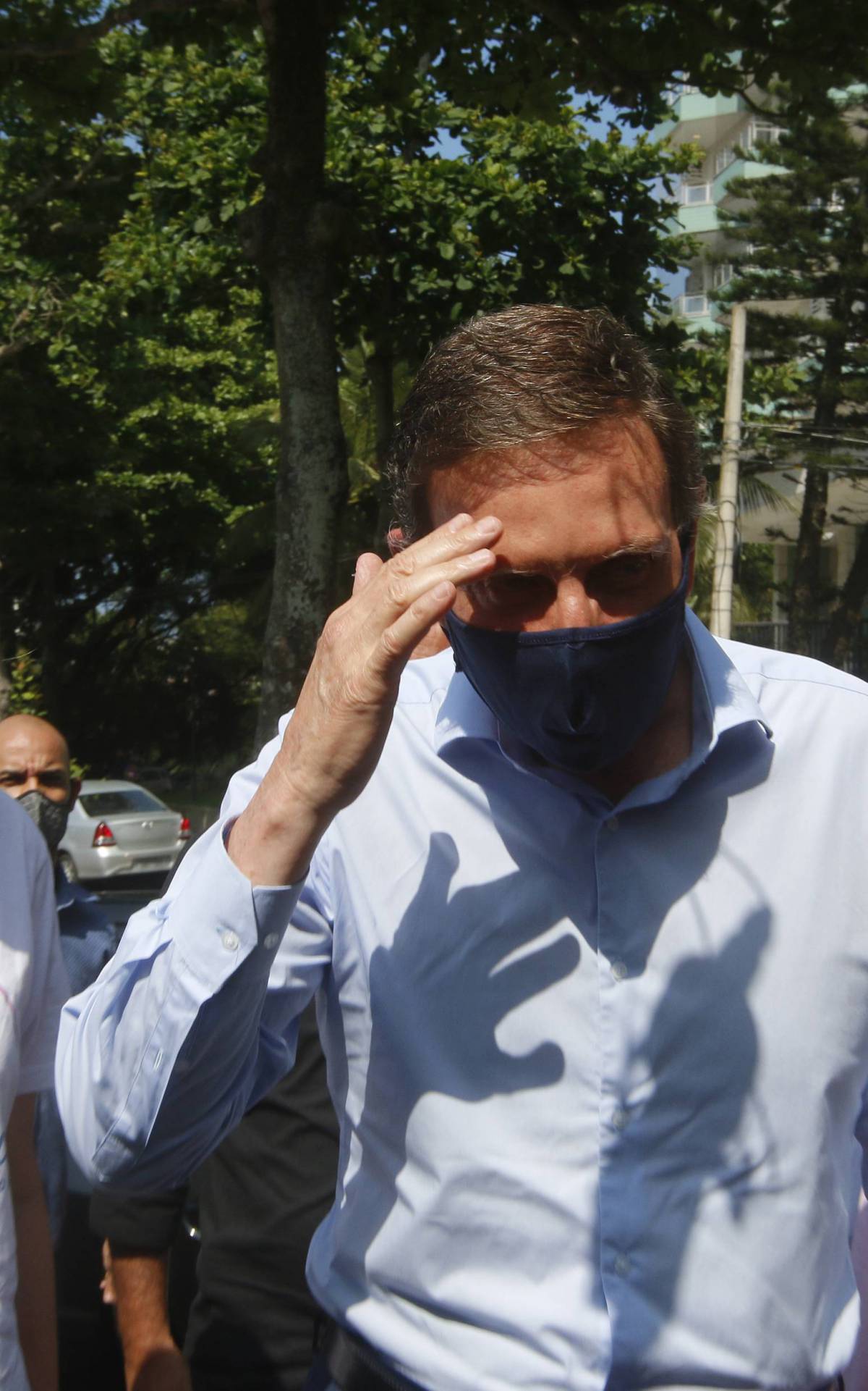 Politica - Eleiçoes 2020. Movimentaçao na Escola Sergio Buarque de Holanda, na Barra da Tijuca, zona oeste do Rio. local de votaçao do Prefeito Marcelo Crivella. Na foto, o prefeito chega para votar.