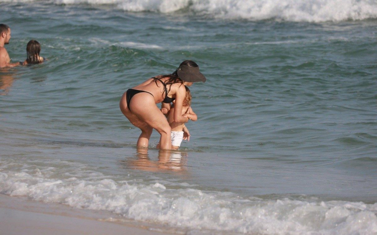 Isis Valverde curte dia de praia com o filho, Rael