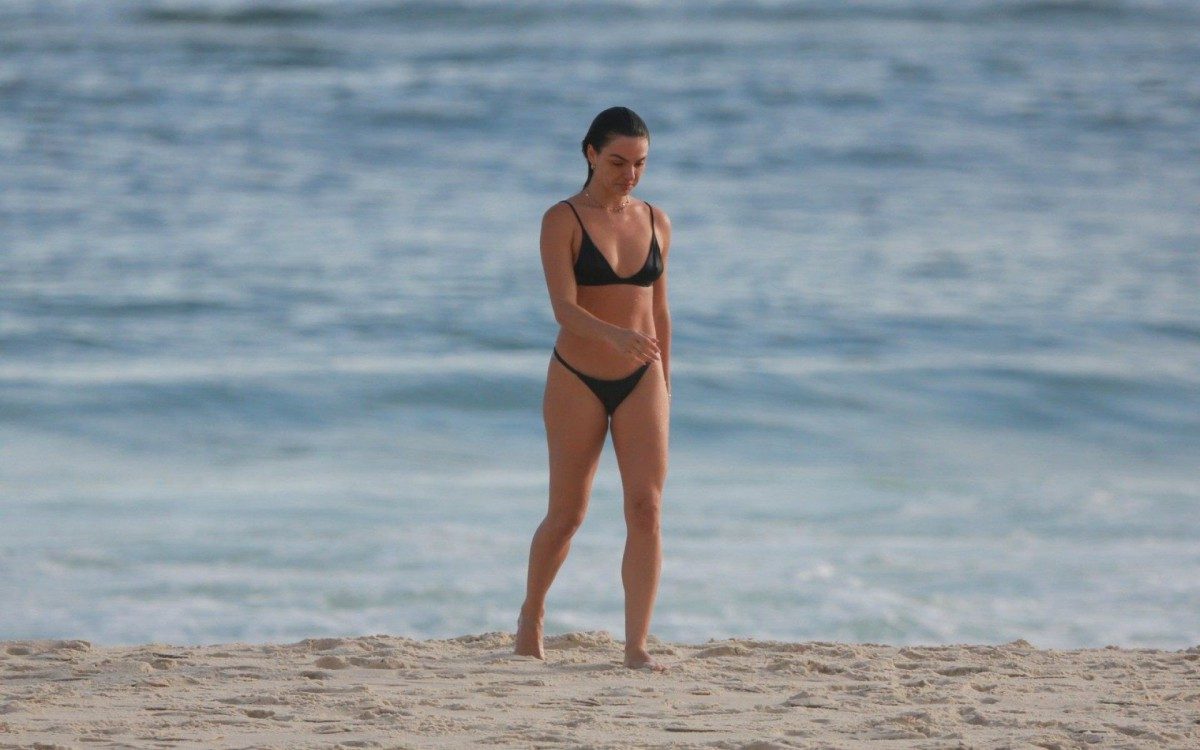 Isis Valverde curte dia de praia com o filho, Rael