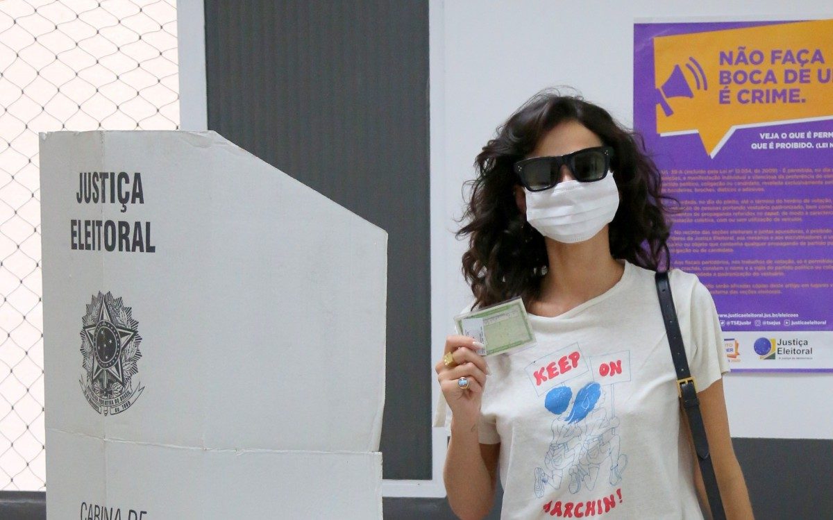 Bruna Marquezine votando na Barra da Tijuca no Rio de janeiro.

