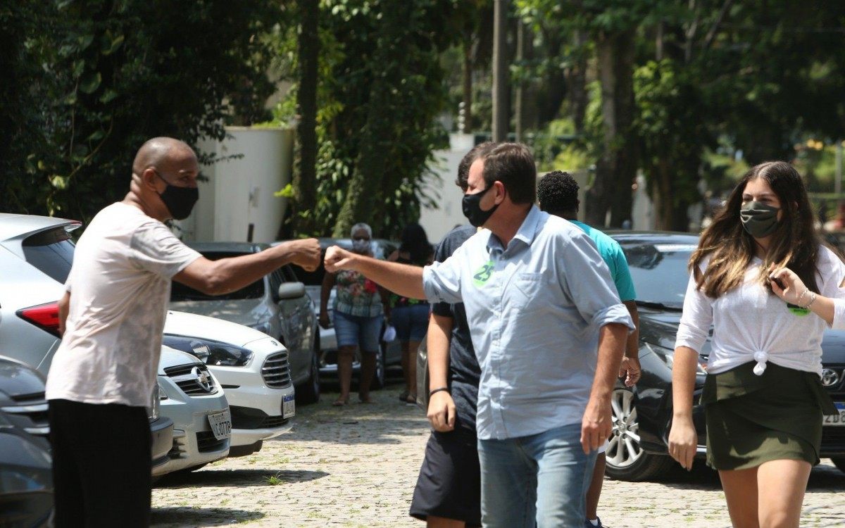 Eduardo Paes comparece em seu local de vota&ccedil;&atilde;o no G&aacute;vea Golf and Country Club, acompanhado de sua esposa e filhos.  - Daniel Castelo Branco