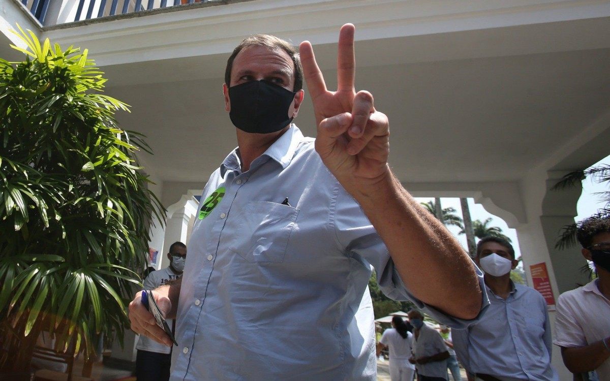 Eduardo Paes comparece em seu local de vota&ccedil;&atilde;o no G&aacute;vea Golf and Country Club, acompanhado de sua esposa e filhos. 