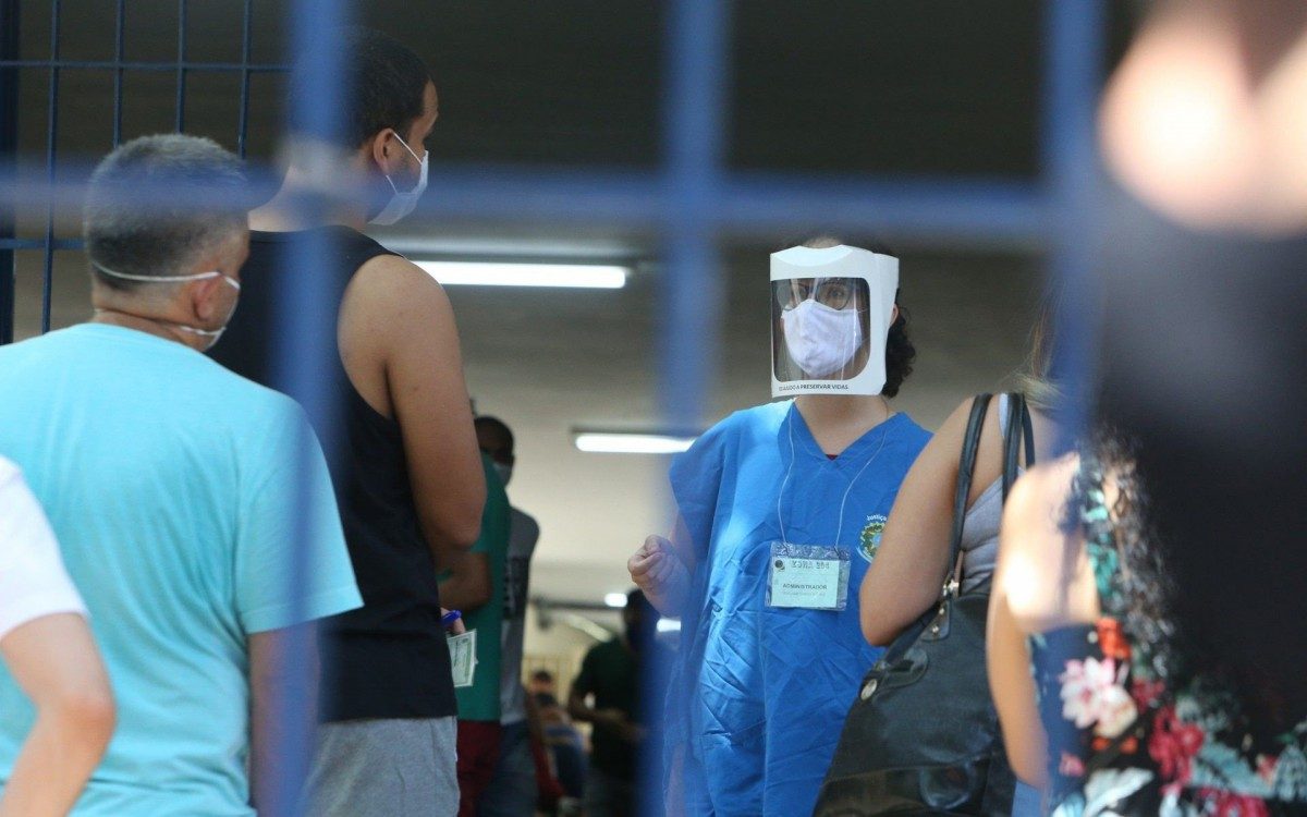 Escola Estadual Souza Aguiar, local de votação na rua dos Inválidos, Centro do Rio. Fila na entrada, porém,  votação sem demora.