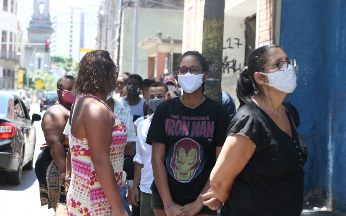 Escola Estadual Souza Aguiar, local de votação na rua dos Inválidos, Centro do Rio. Fila na entrada, porém,  votação sem demora.