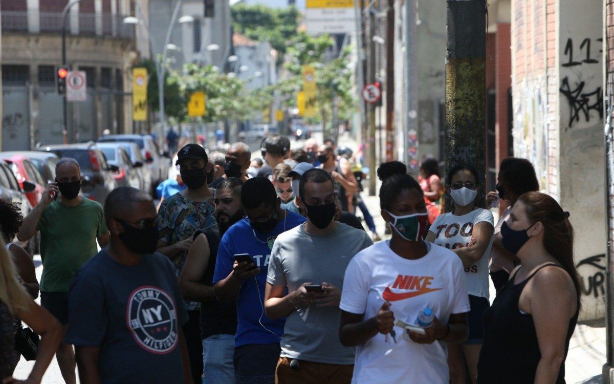 Escola Estadual Souza Aguiar, local de votação na rua dos Inválidos, Centro do Rio. Fila na entrada, porém,  votação sem demora.