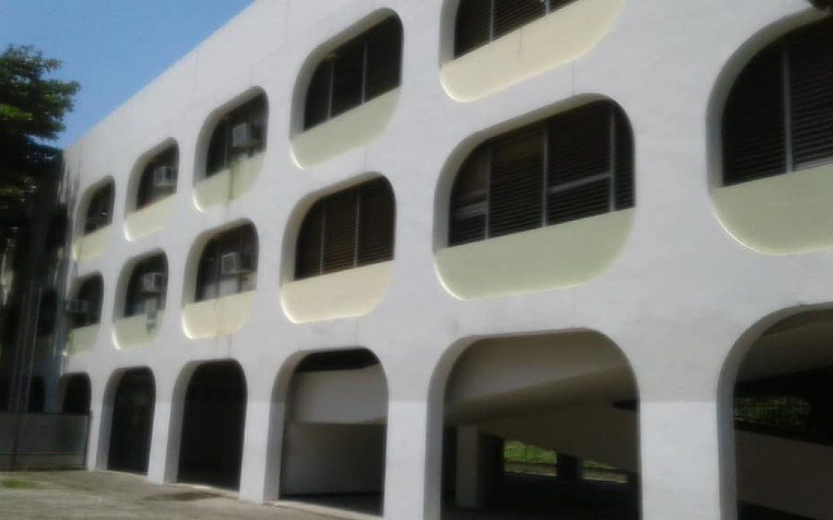 Renata vota no CIEP Elis Regina, na favela Nova Holanda - Reprodução / Internet