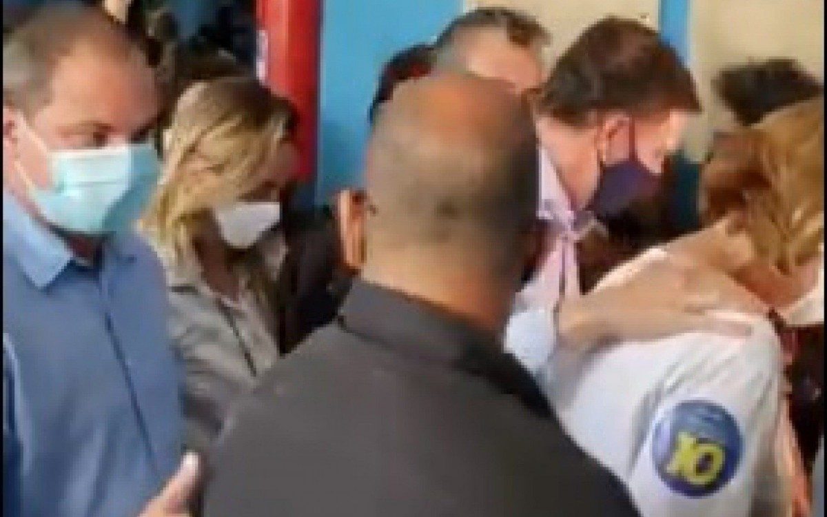 Crivella é alvo de protesto após votar em escola municipal da Barra da Tijuca - Beatriz Perez/Agência O DIA