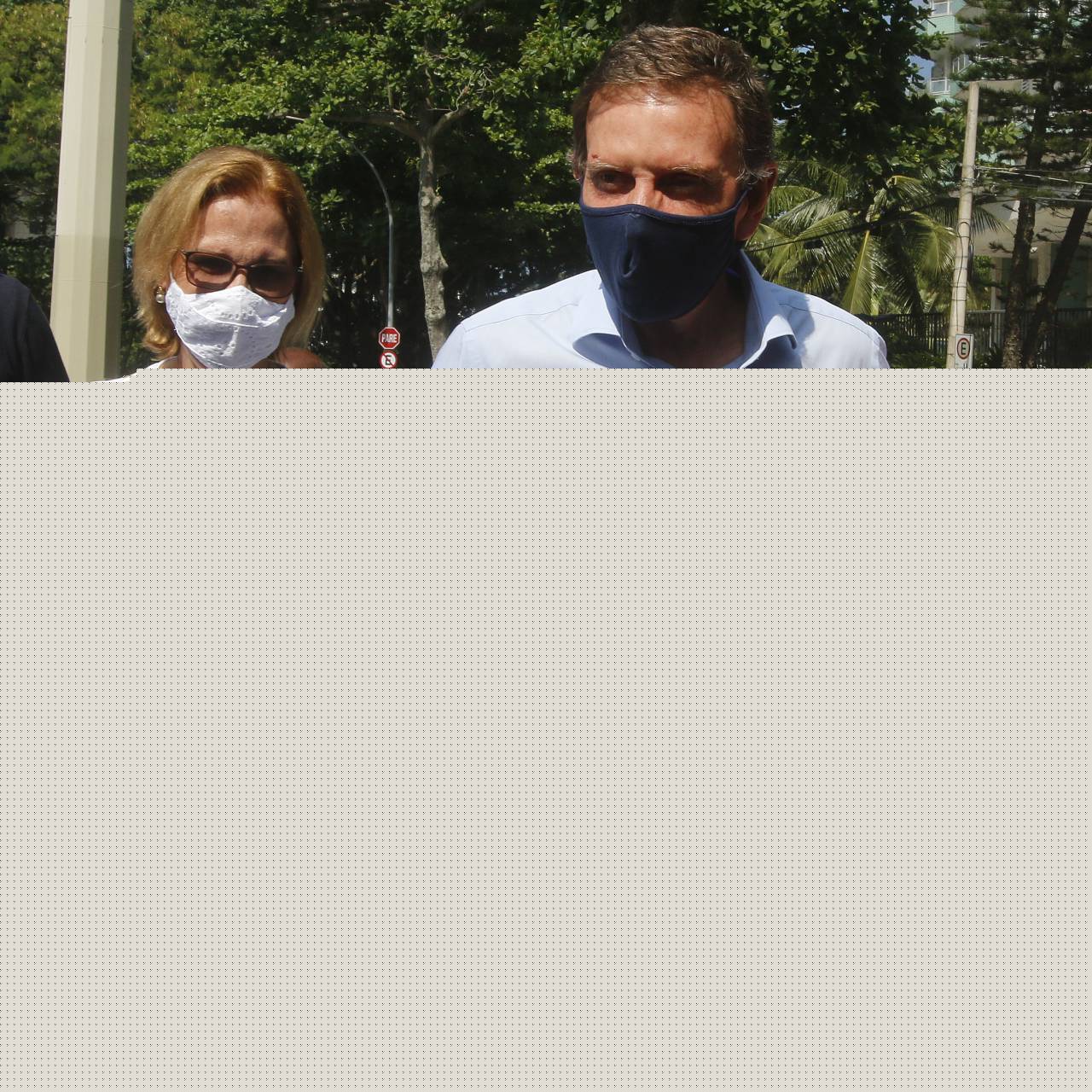 Politica - EleiÃ§oes 2020. MovimentaÃ§ao na Escola Sergio Buarque de Holanda, na Barra da Tijuca, zona oeste do Rio. local de votaÃ§ao do Prefeito Marcelo Crivella. Na foto, o prefeito chega para votar.