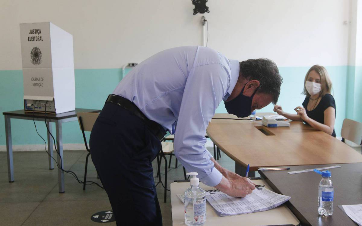 Politica - EleiÃ§oes 2020. MovimentaÃ§ao na Escola Sergio Buarque de Holanda, na Barra da Tijuca, zona oeste do Rio. local de votaÃ§ao do Prefeito Marcelo Crivella. Na foto, o prefeito chega para votar.