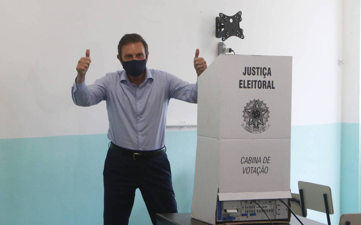 Politica - Eleiçoes 2020. Movimentaçao na Escola Sergio Buarque de Holanda, na Barra da Tijuca, zona oeste do Rio. local de votaçao do Prefeito Marcelo Crivella. Na foto, o prefeito chega para votar.