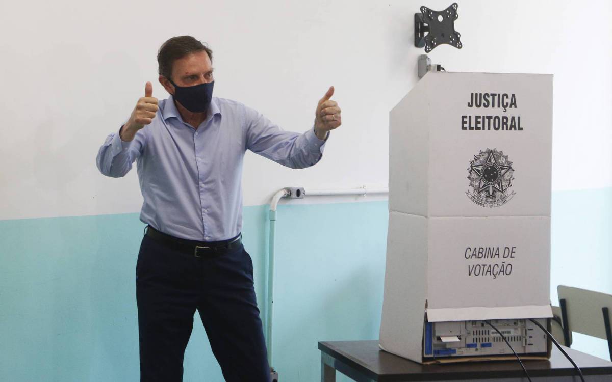 Politica - Elei&ccedil;oes 2020. Movimenta&ccedil;ao na Escola Sergio Buarque de Holanda, na Barra da Tijuca, zona oeste do Rio. local de vota&ccedil;ao do Prefeito Marcelo Crivella. Na foto, o prefeito chega para votar.