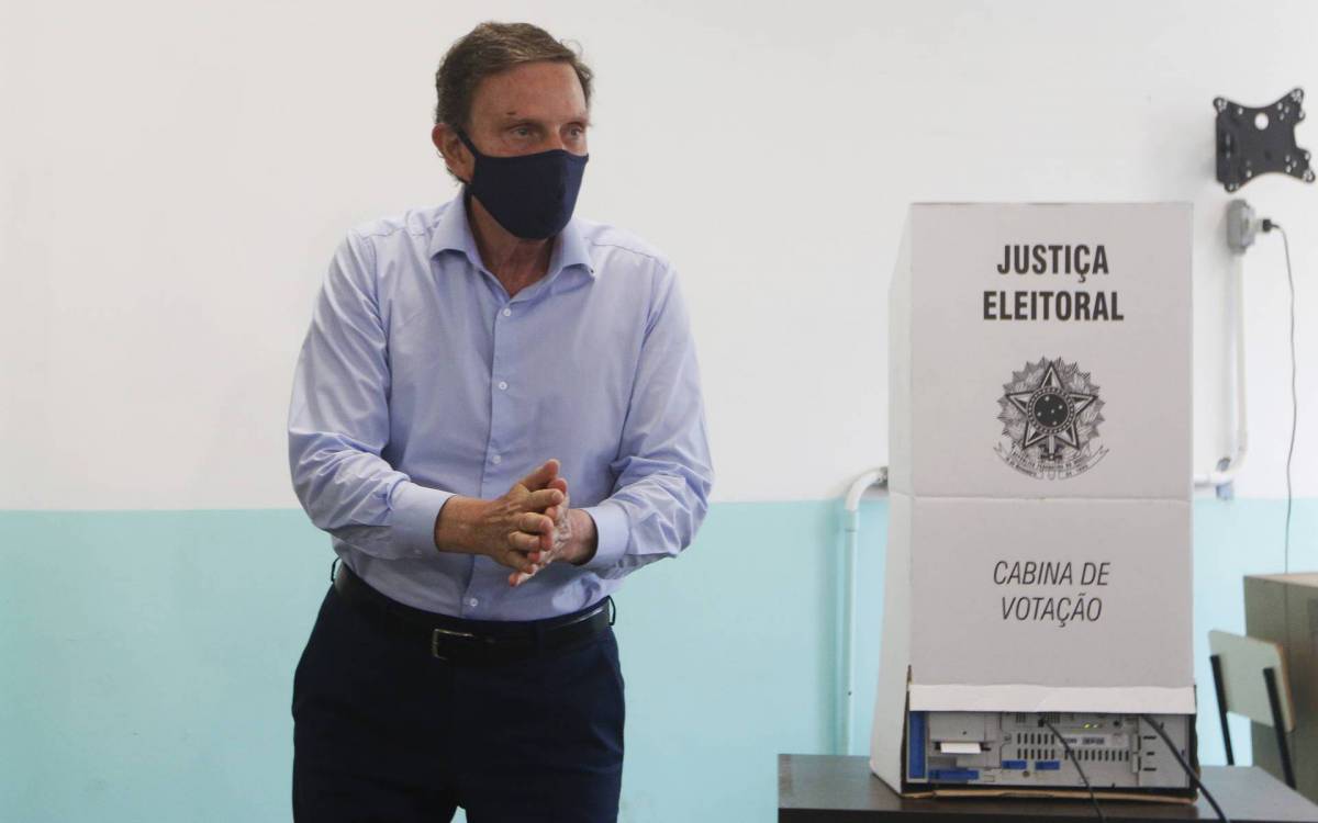 Politica - Eleiçoes 2020. Movimentaçao na Escola Sergio Buarque de Holanda, na Barra da Tijuca, zona oeste do Rio. local de votaçao do Prefeito Marcelo Crivella. Na foto, o prefeito chega para votar.