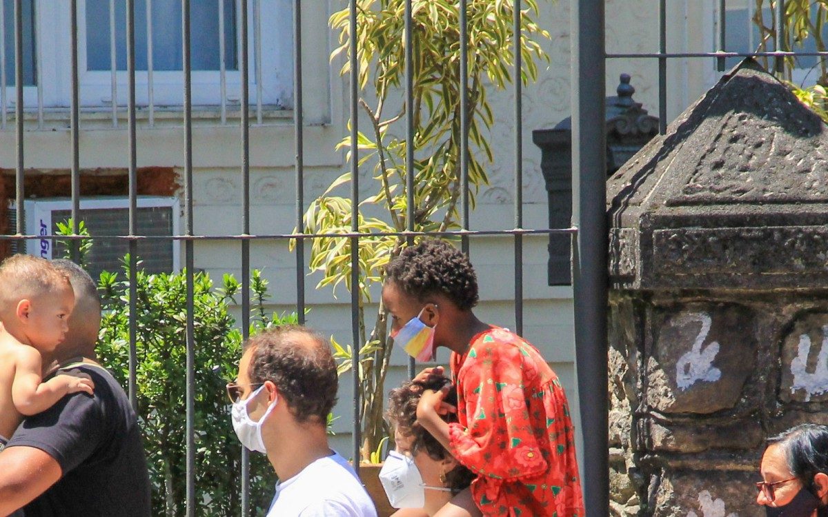 Leandra Leal, o namorado Guilherme Burgos e a filha Julia 