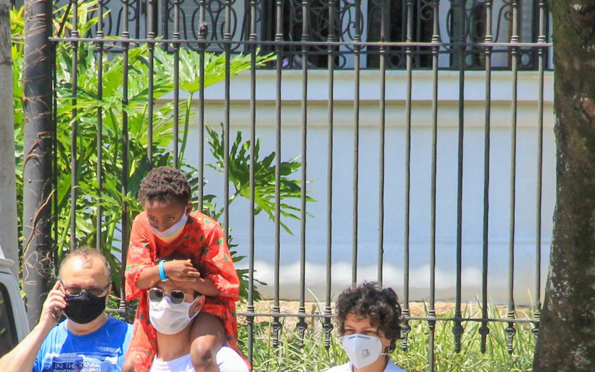 Leandra Leal, o namorado Guilherme Burgos e a filha Julia 