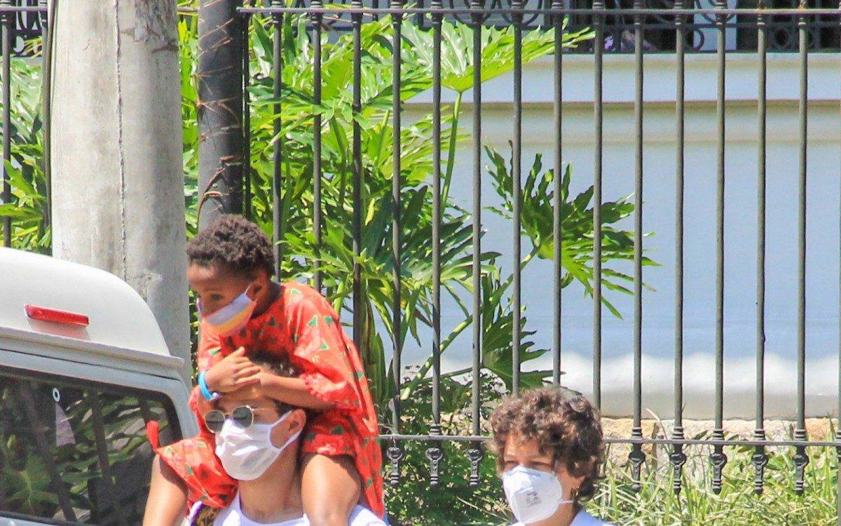 Leandra Leal, o namorado Guilherme Burgos e a filha Julia 