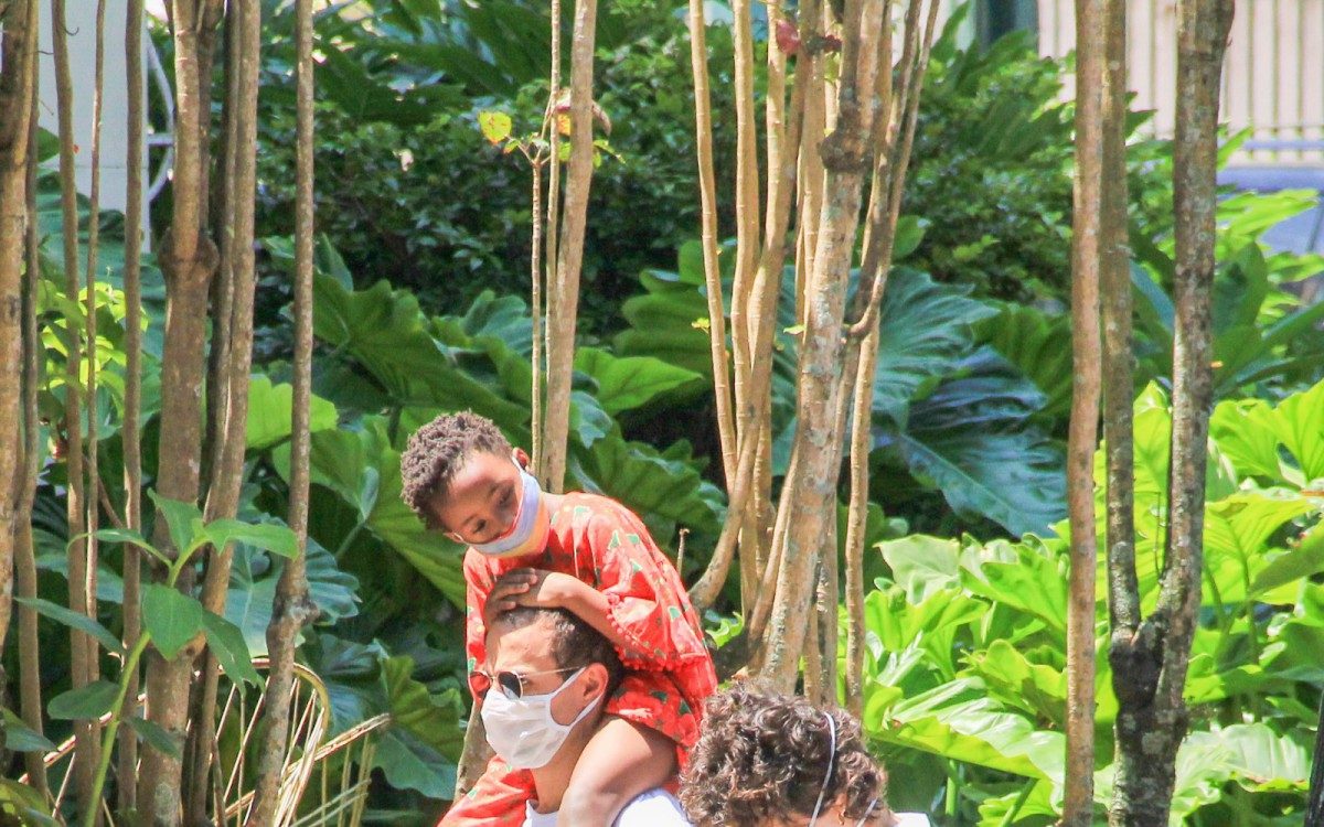 Leandra Leal, o namorado Guilherme Burgos e a filha Julia 