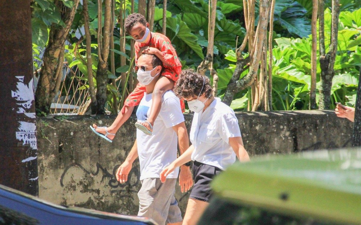 Leandra Leal, o namorado Guilherme Burgos e a filha Julia 