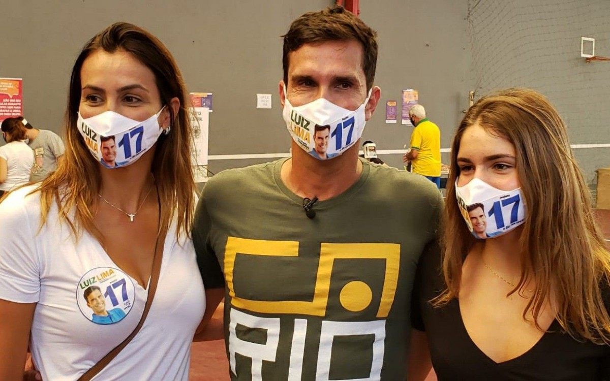 Candidato levou a esposa e a filha para a seção eleitoral
