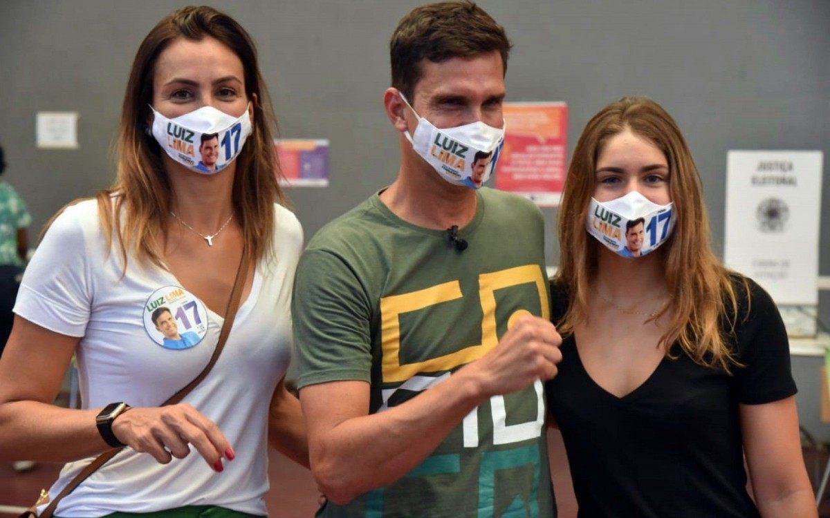Candidato levou a esposa e a filha para a seção eleitoral