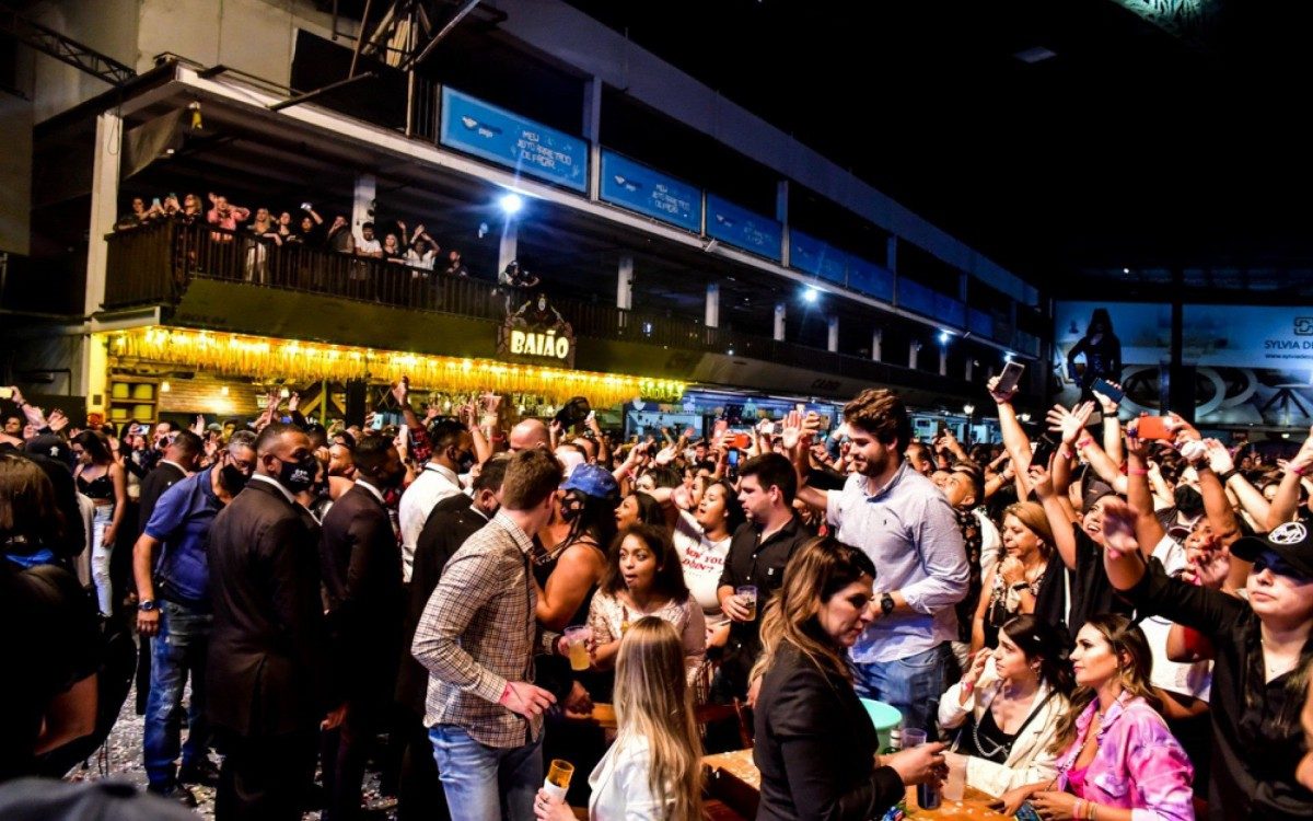 Show de Maiara e Maraisa no Centro de Tradições Nordestinas, em São Paulo: aglomeração e pessoas sem máscara