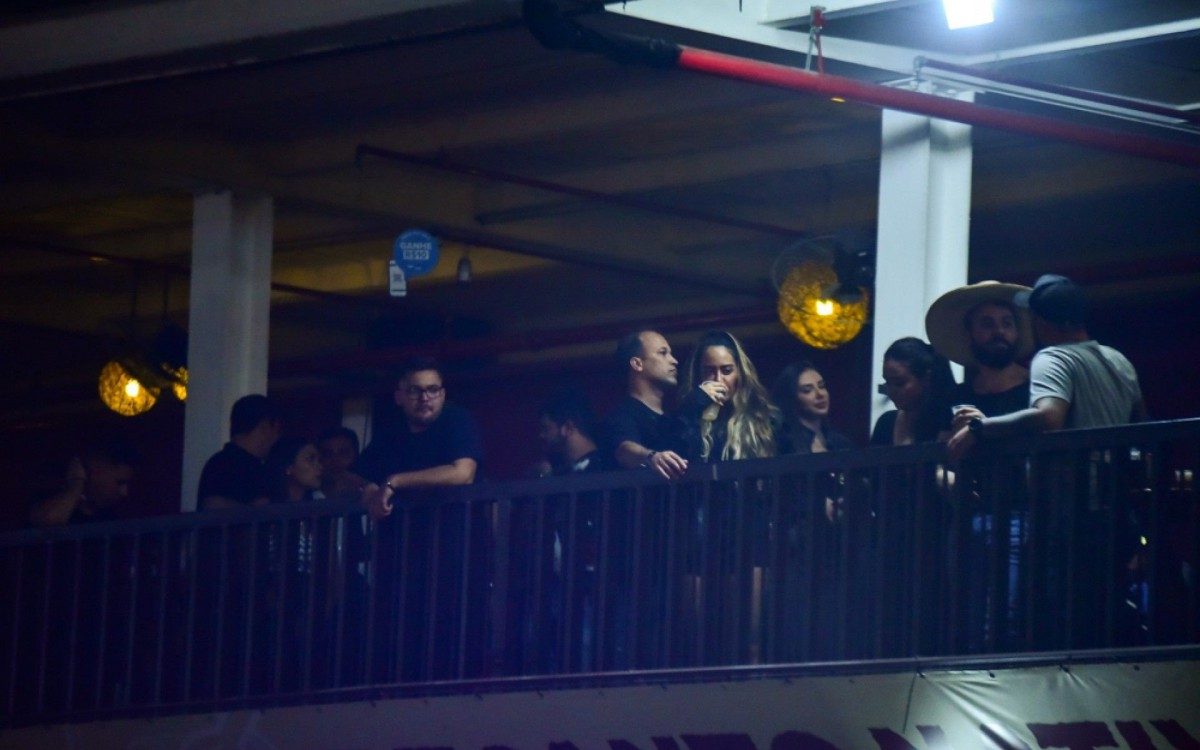 Rafaella Santos curte show de Maiara e Maraisa no Centro de Tradições Nordestinas, em São Paulo