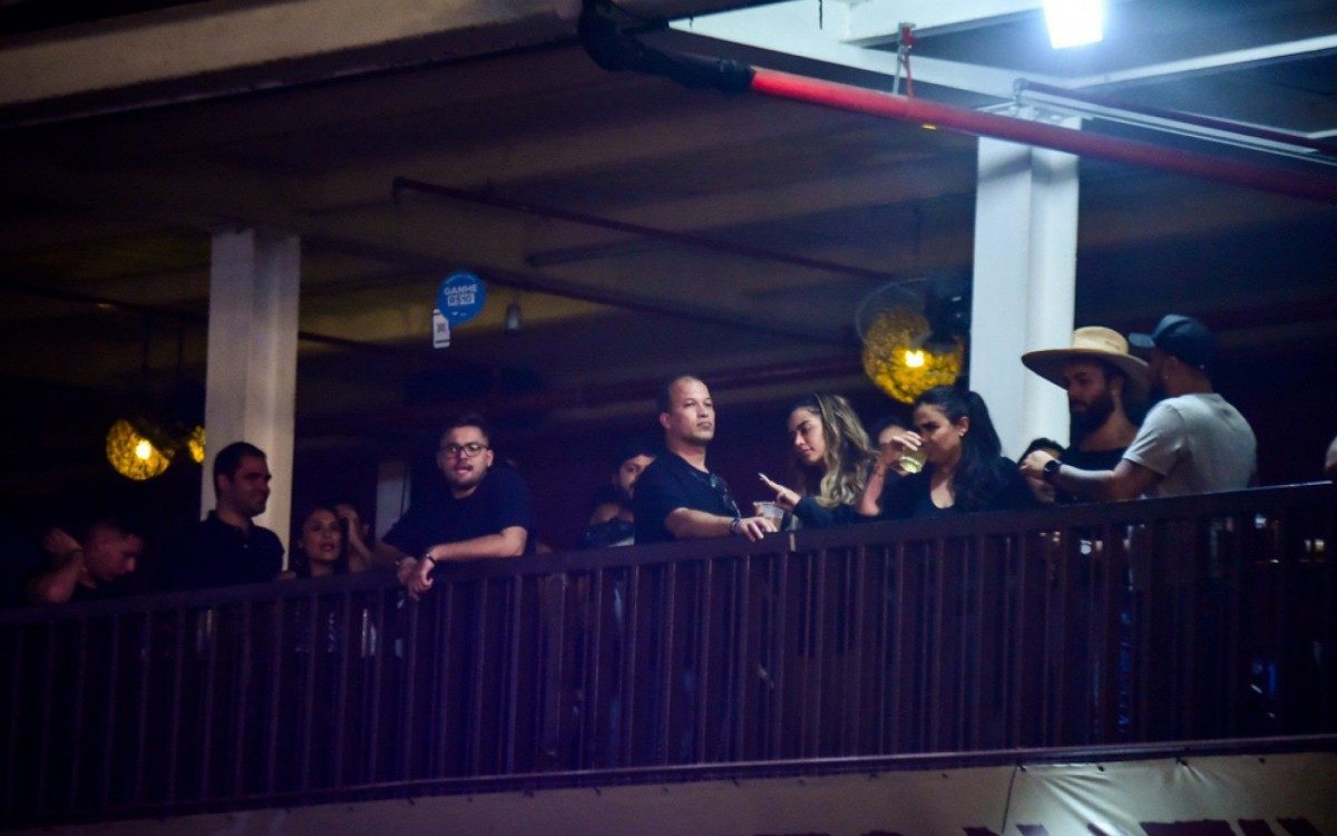 Rafaella Santos curte show de Maiara e Maraisa no Centro de Tradições Nordestinas, em São Paulo