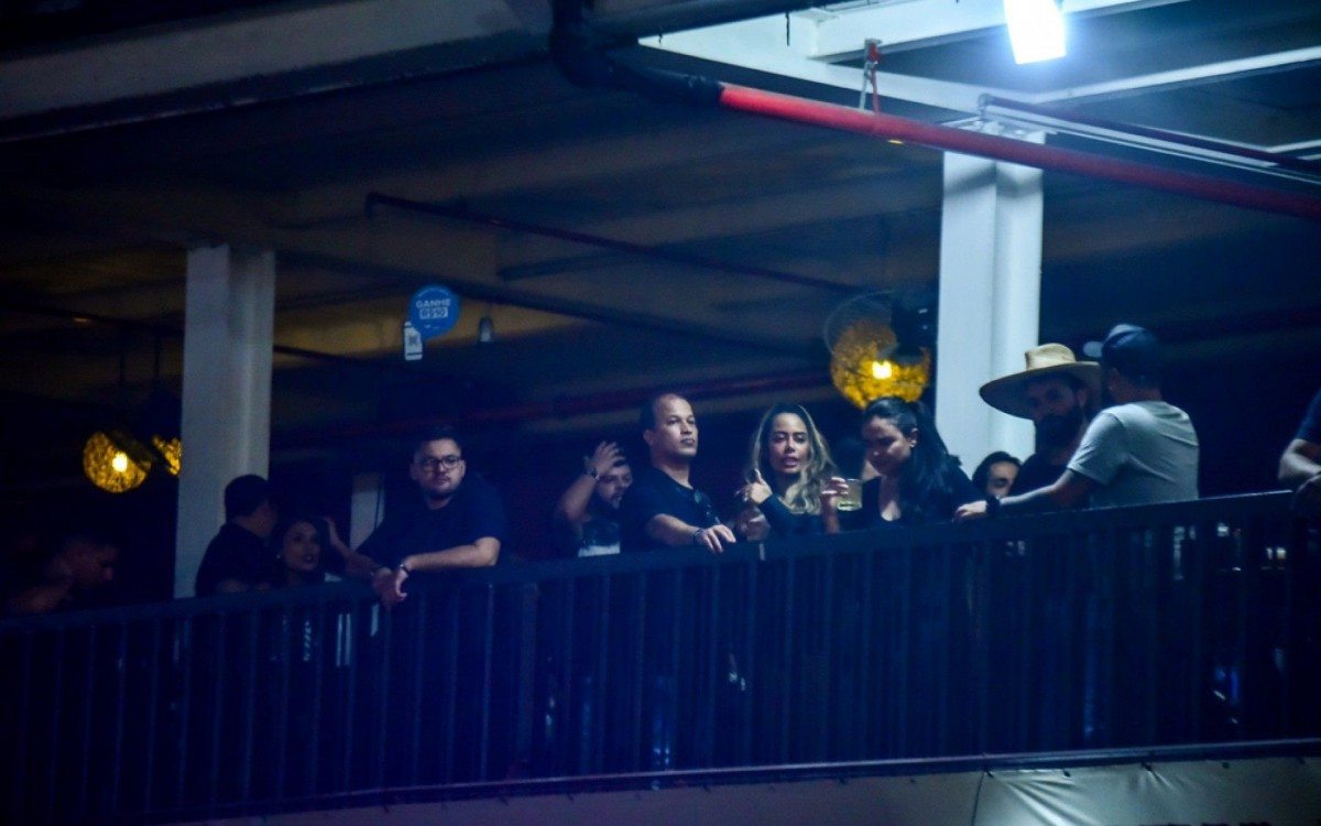 Rafaella Santos curte show de Maiara e Maraisa no Centro de Tradições Nordestinas, em São Paulo