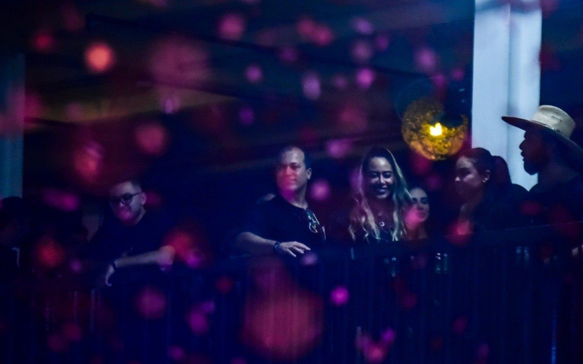 Rafaella Santos curte show de Maiara e Maraisa no Centro de Tradições Nordestinas, em São Paulo