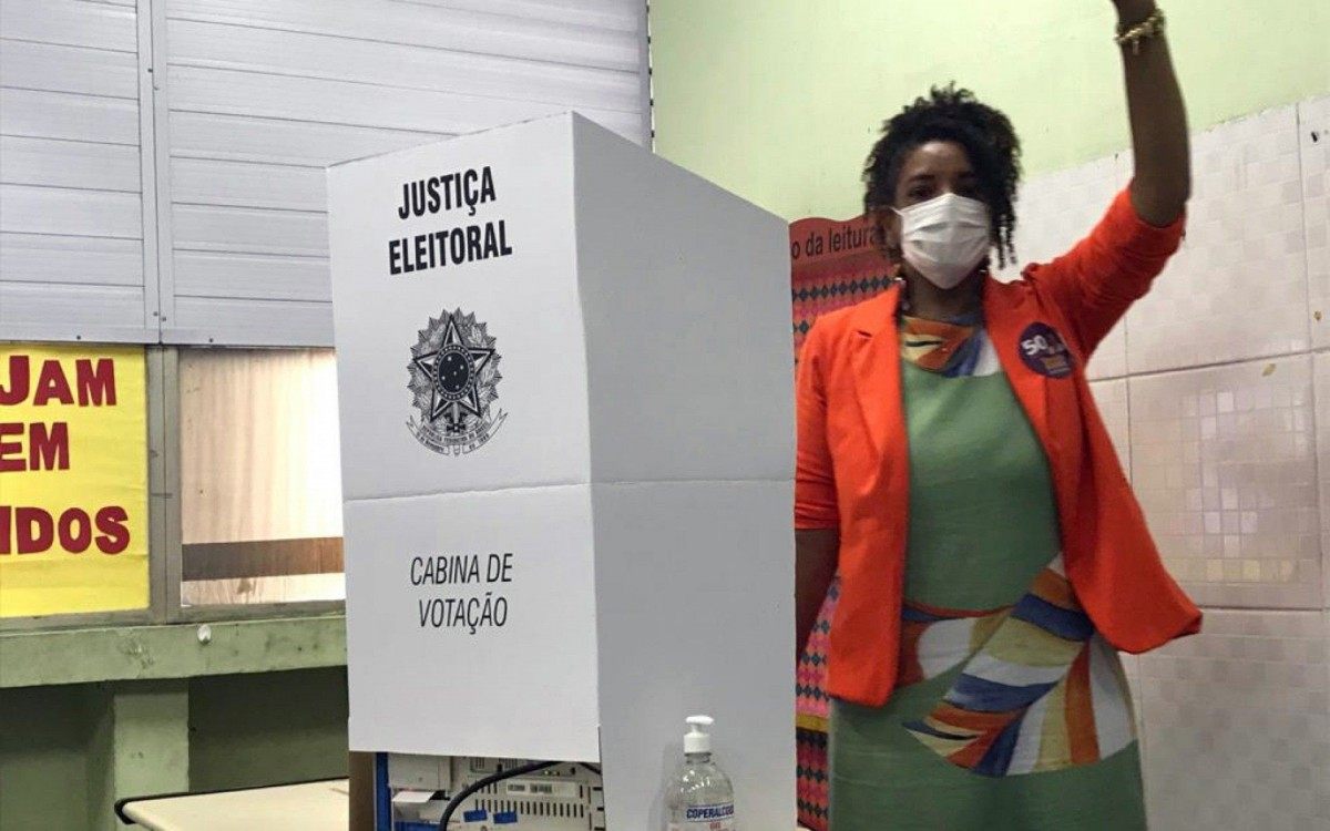 Renata Souza (Psol), em sexto até o fechamento da edição, votou no Ciep Elis Regina, na Maré - Divulgação