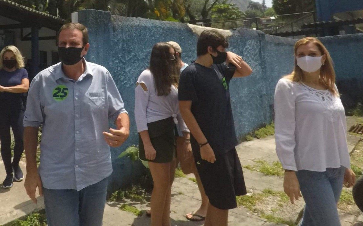 Eduardo Paes leva filho para votar pela primeira vez - Daniel Castelo Branco / Agência O DIA