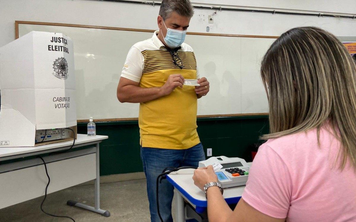 Washington Reis vota em Duque de Caxias