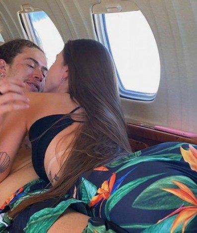 Whindersson Nunes e Maria Lina trocam beijos em jatinho - Reprodução da Internet