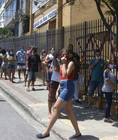 Escola Estadual Souza Aguiar, na Rua dos Inválidos, Centro, teve fila, mas pouca demora