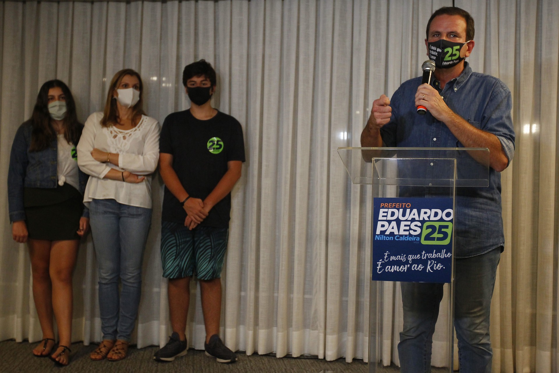 Eduardo Paes com a fam&iacute;lia ao lado - Luciano Belford/Agencia O Dia