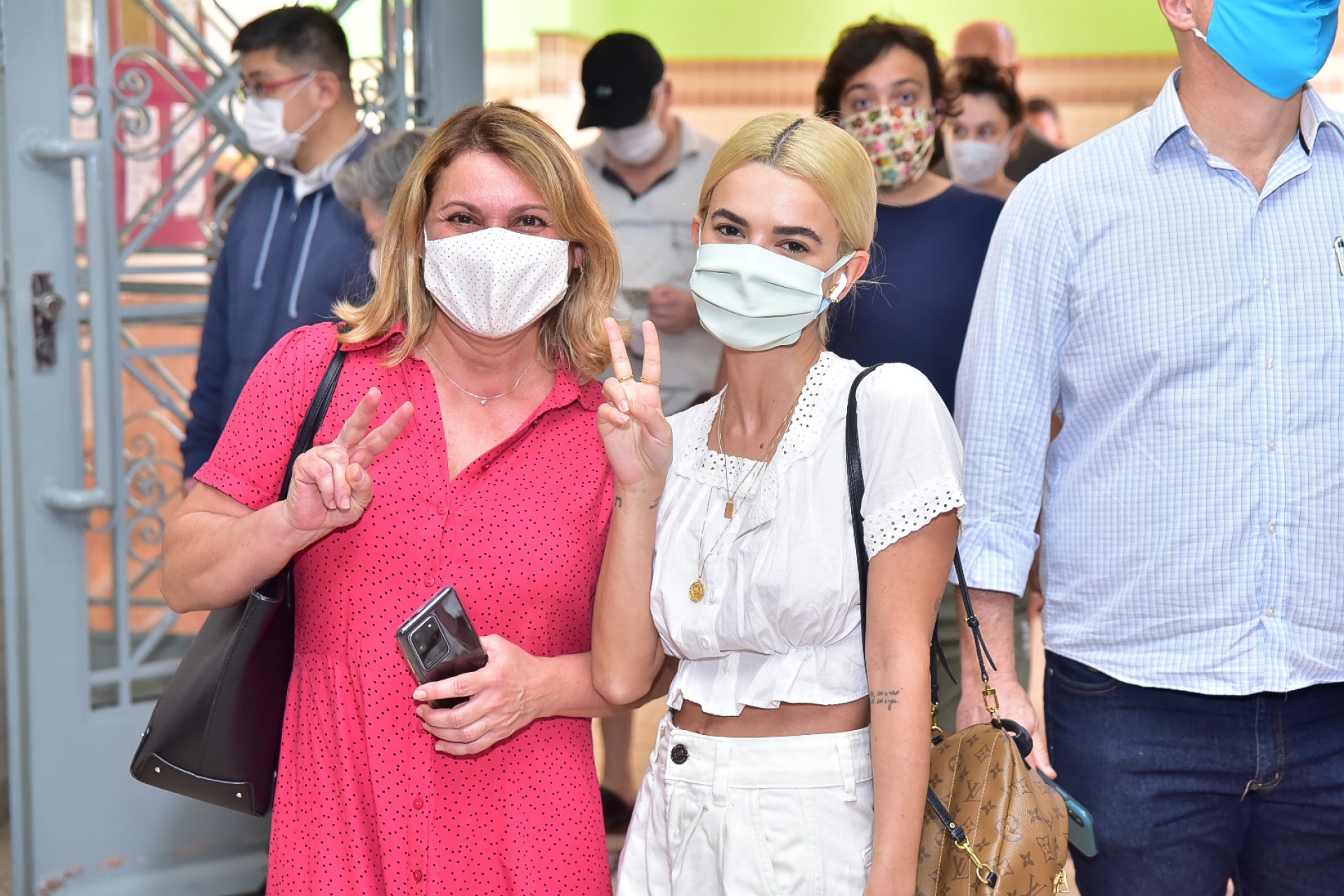 Manu Gavassi vota ao lado da mãe, Daniela, em São Paulo - Ag. News