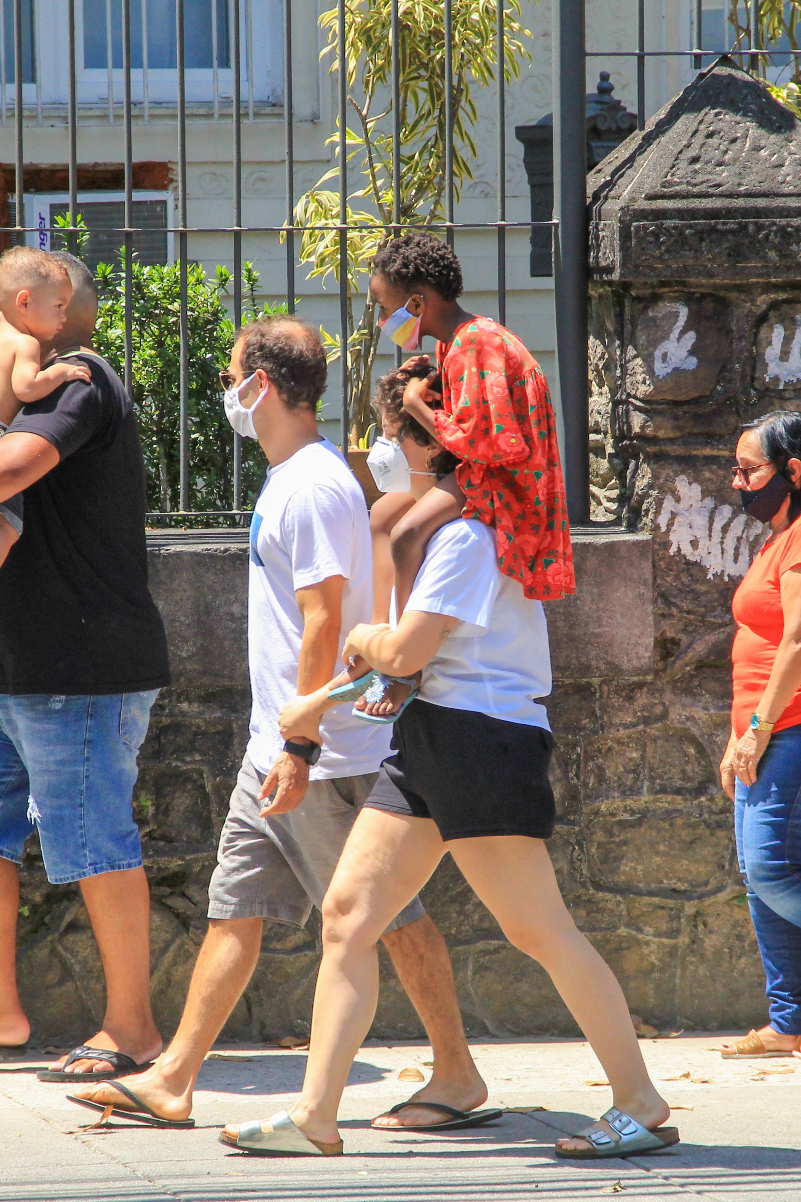 Leandra Leal, o namorado Guilherme Burgos e a filha Julia - JC PEREIRA / Agnews