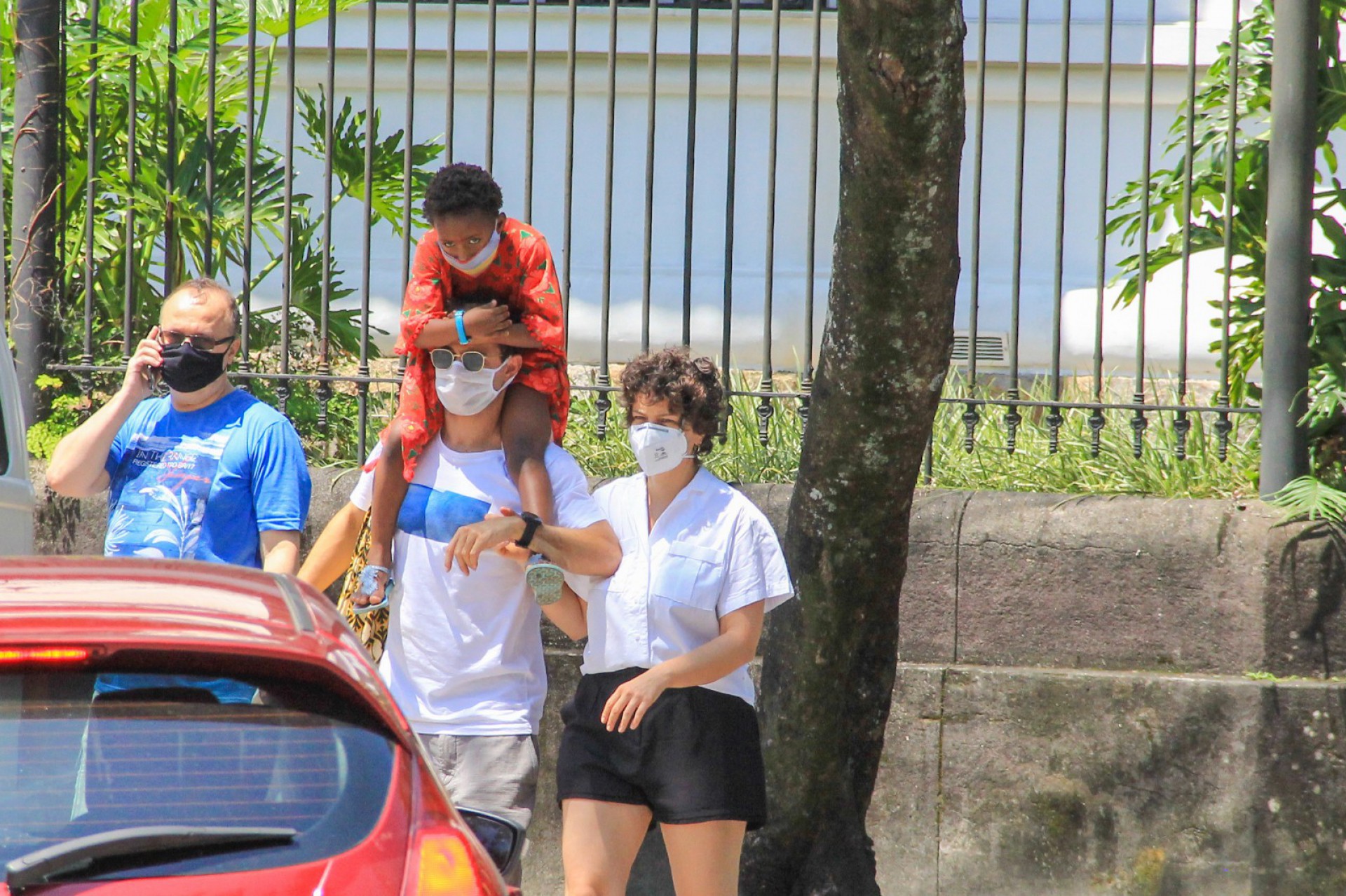 Leandra Leal, o namorado Guilherme Burgos e a filha Julia - JC PEREIRA / Agnews