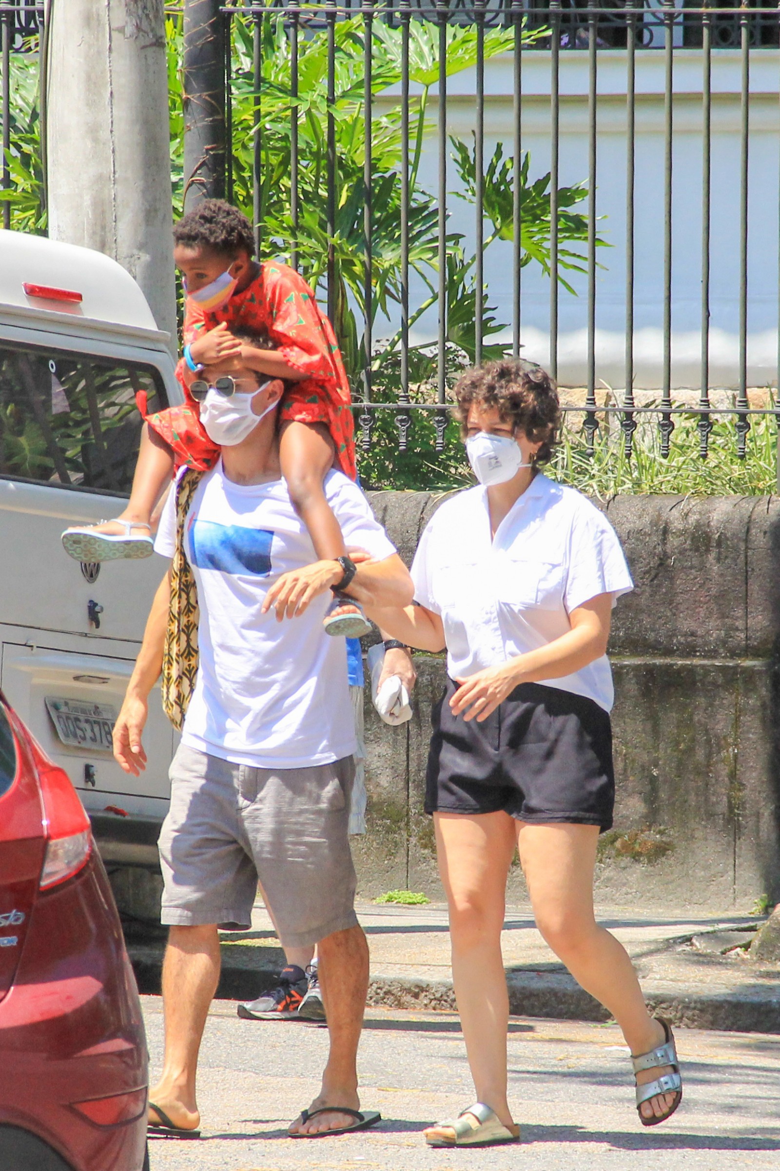 Leandra Leal, o namorado Guilherme Burgos e a filha Julia - JC PEREIRA / Agnews