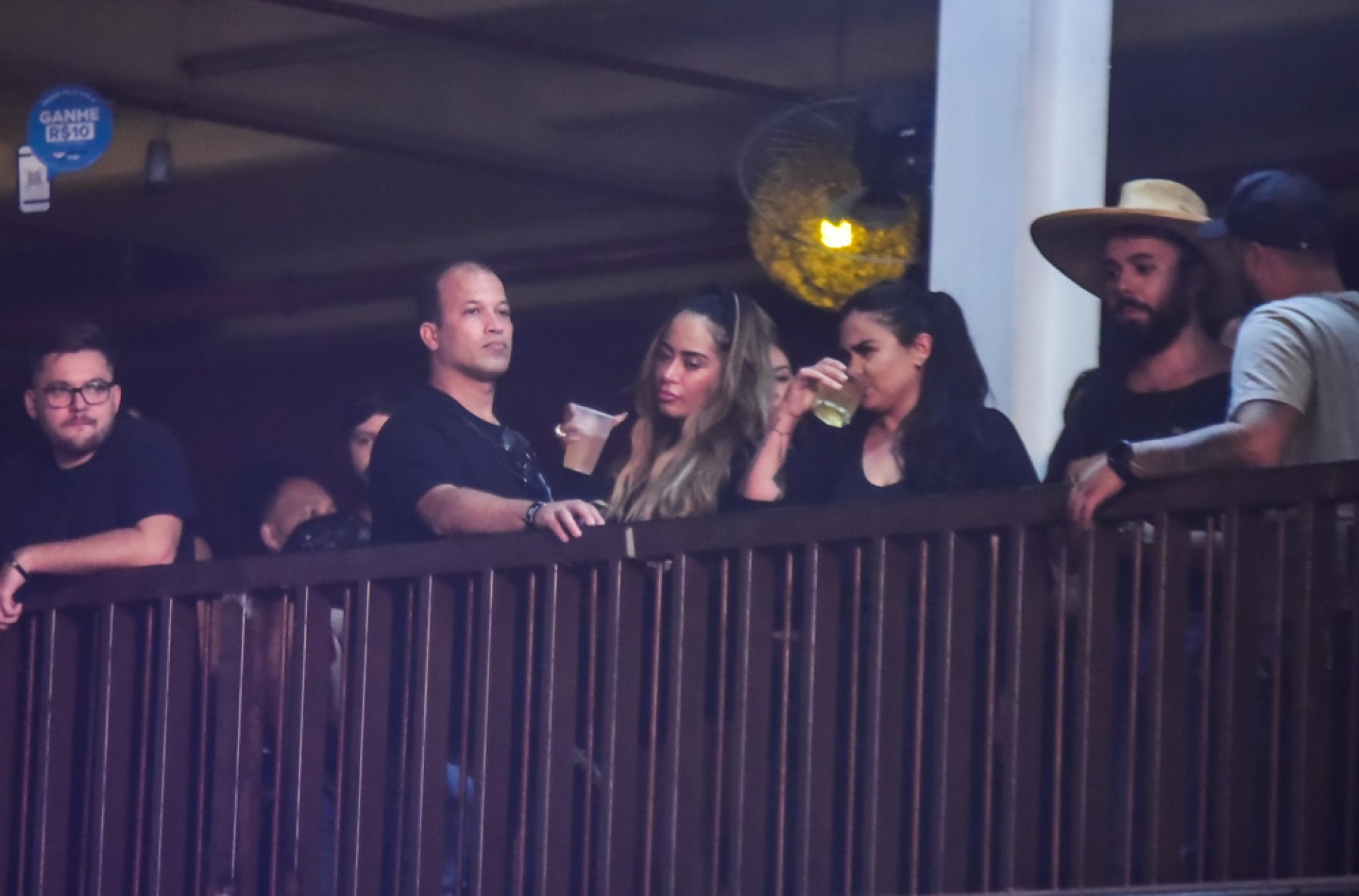 Sem máscara, irmã de Neymar curte show de Maiara e Maraísa