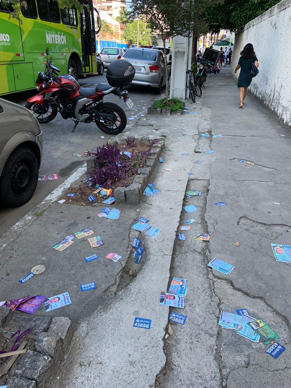 Na rua Santa Rosa, muito material espalhado - Imagem Divulgação