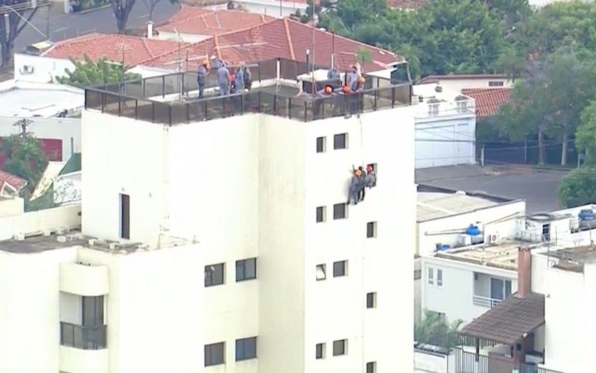 A polícia está investigando se o homem tentou roubar um dos imóveis do local