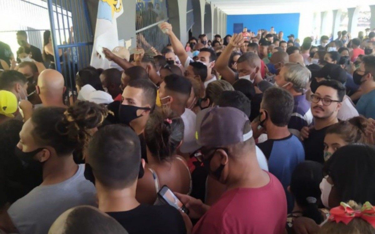 Seção eleitoral de Queimados teve aglomeração de eleitores - Divulgação