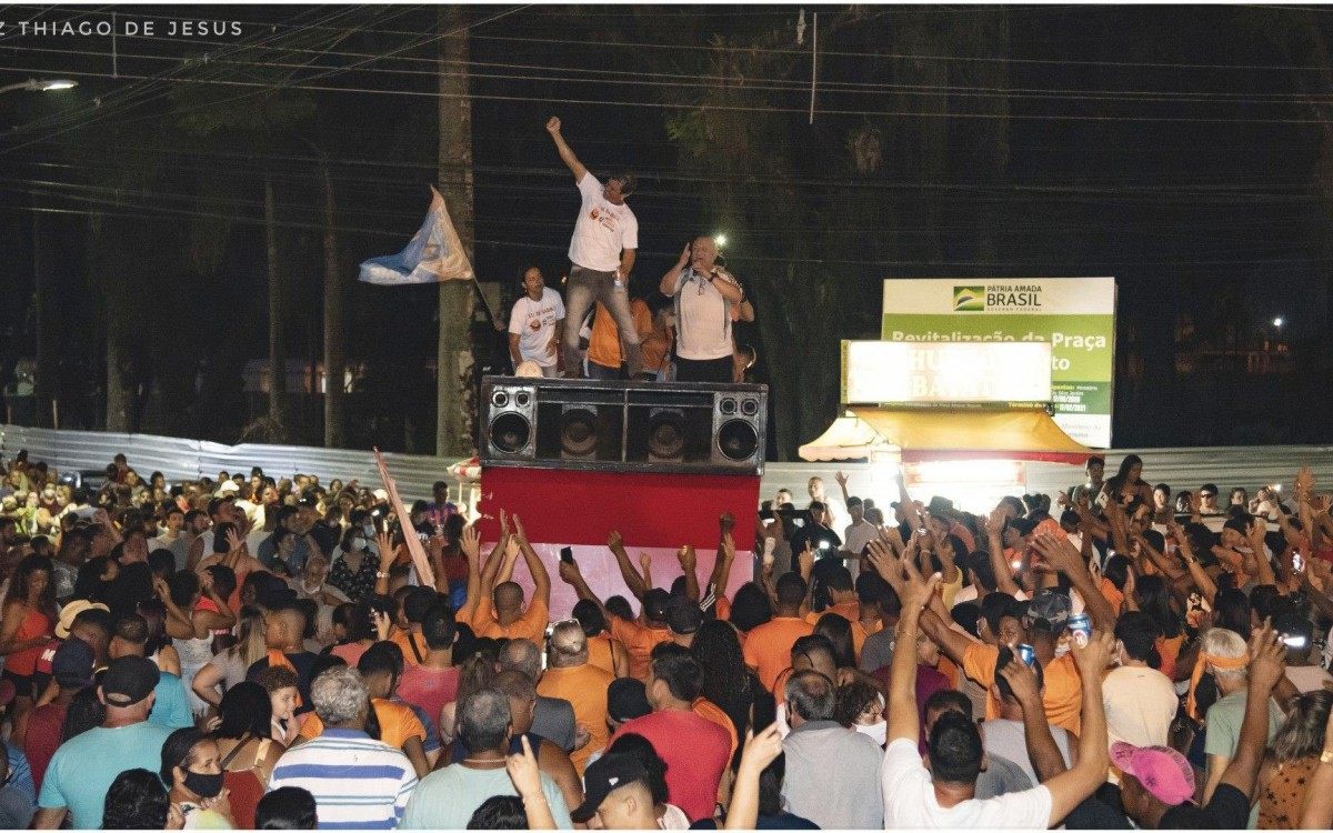 Jaime comemora ao lado de eleitores no Centro da cidade, mesmo sem a certeza se irá assumir