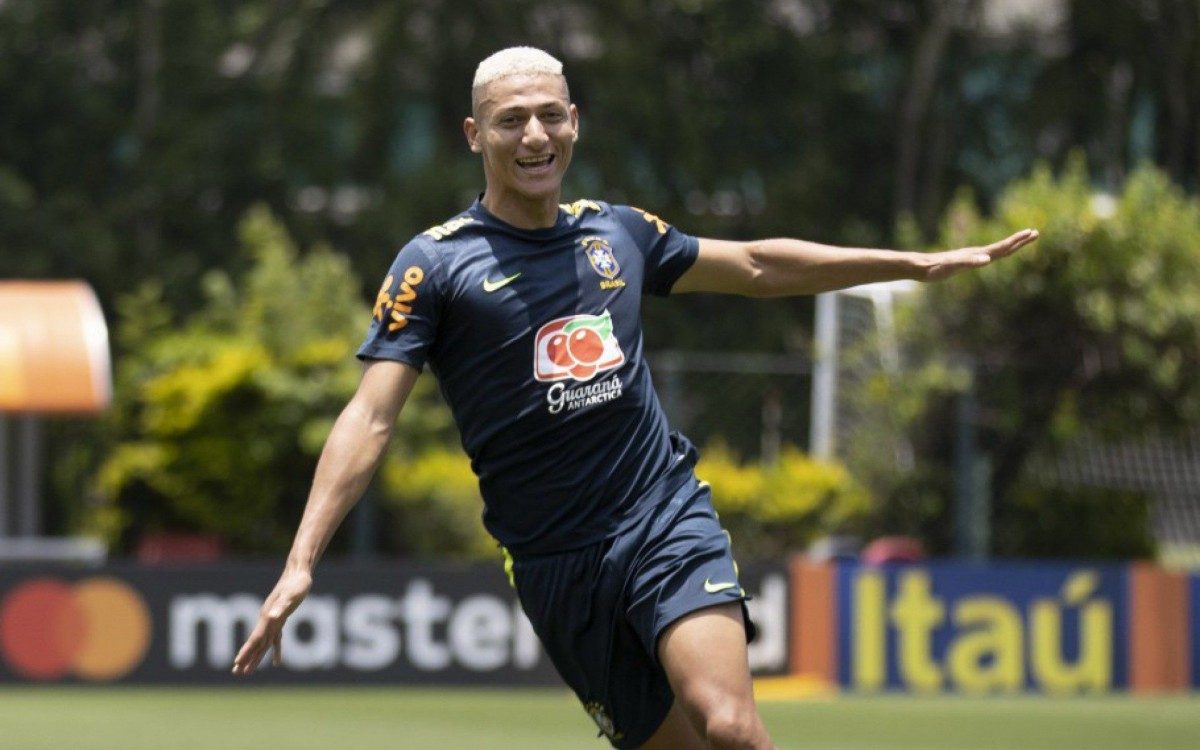 Richarlison se diverte no último treino da Seleção em 2020