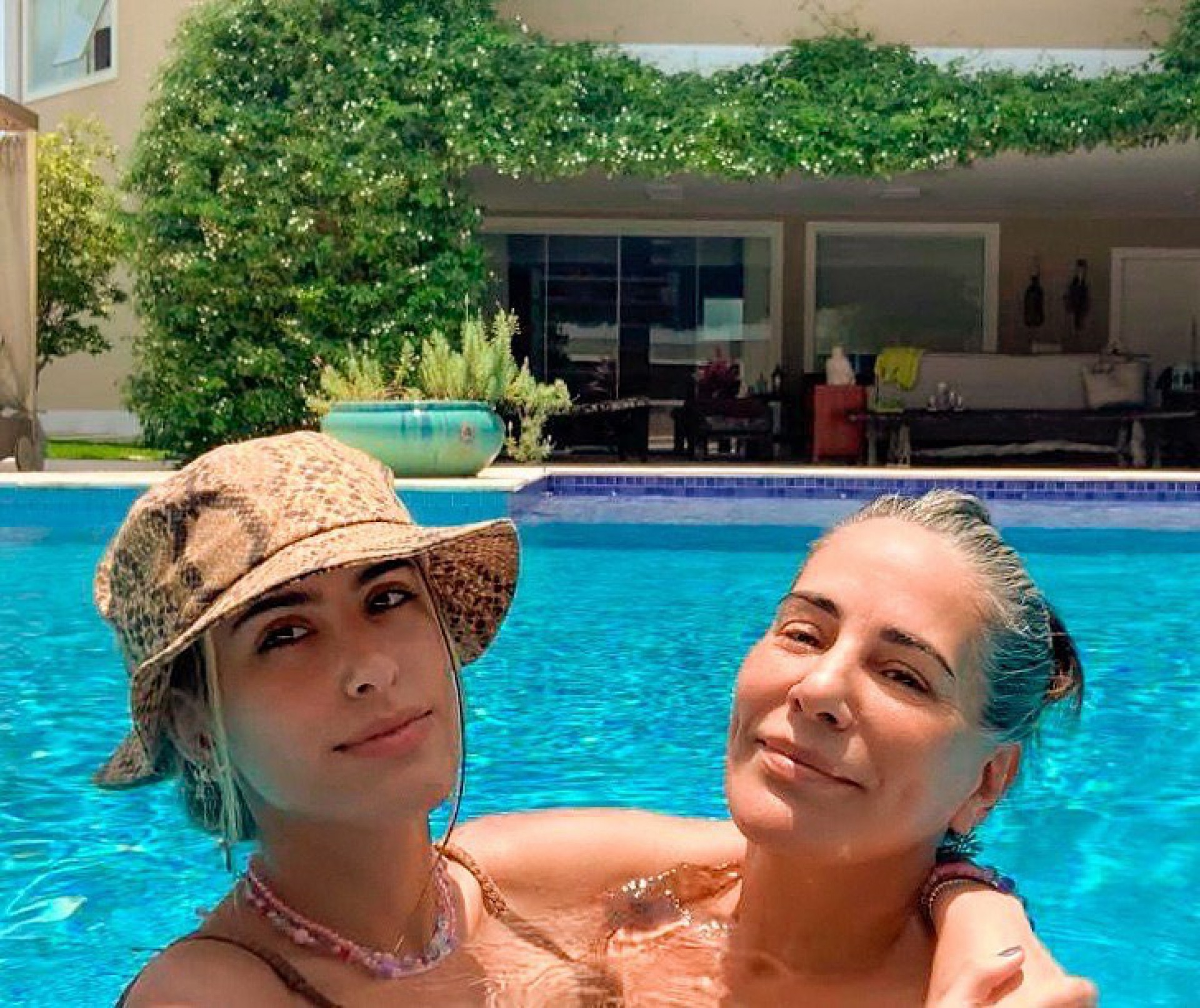 Ana Morias e Gl&oacute;ria Pires renovam as energias na piscina de casa - Reprodu&ccedil;&atilde;o Internet