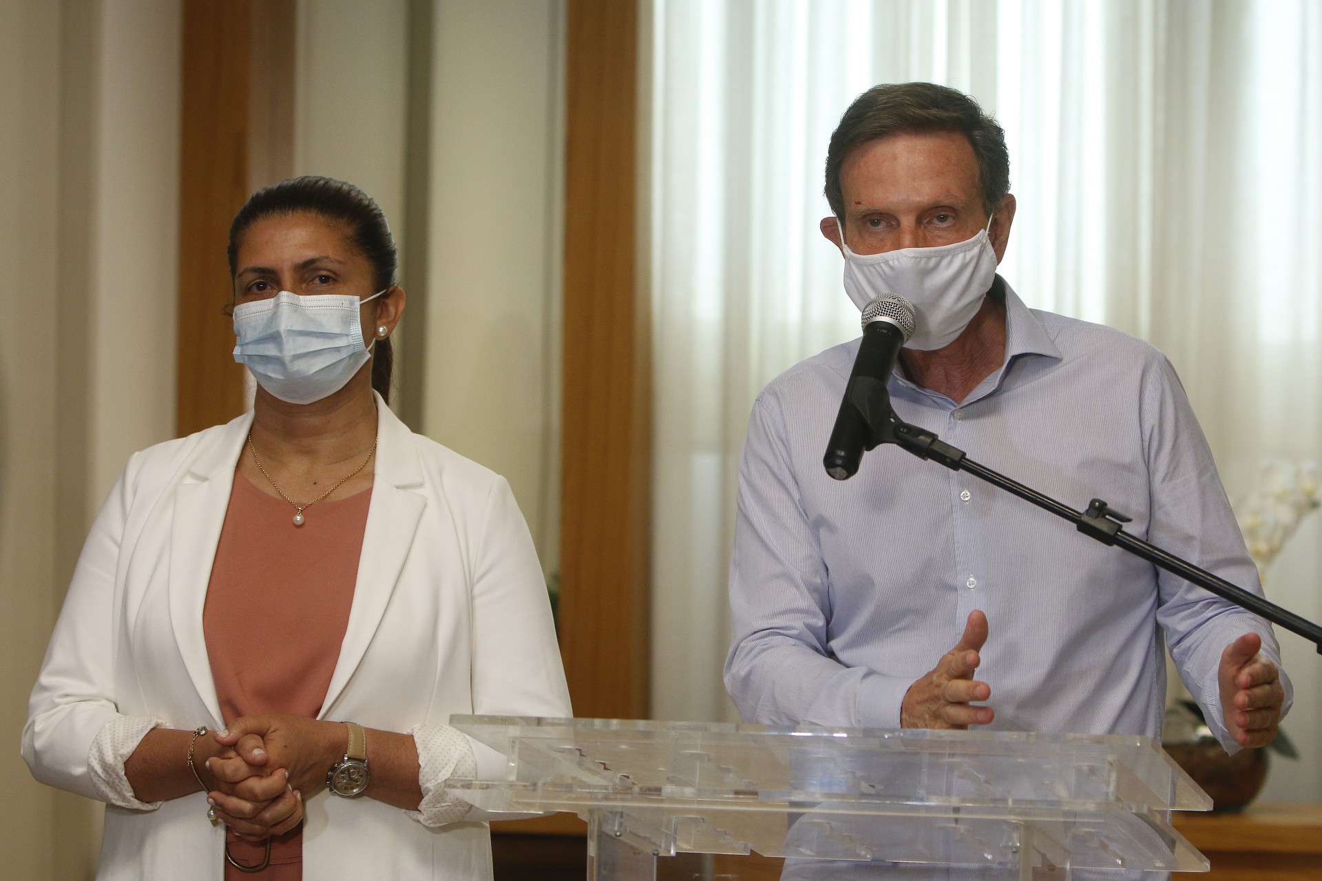 Politica - Eleiçoes 2020. Coletiva Marcelo Crivella, candidato comenta resultado do primeiro turno das eleiçoes, na Barra da Tijuca, zona oeste do Rio. Na foto, prefeito Marcelo Crivella em entrevista coletiva, acompanhado da candidata a vice. - Reginaldo Pimenta / Agencia O Dia